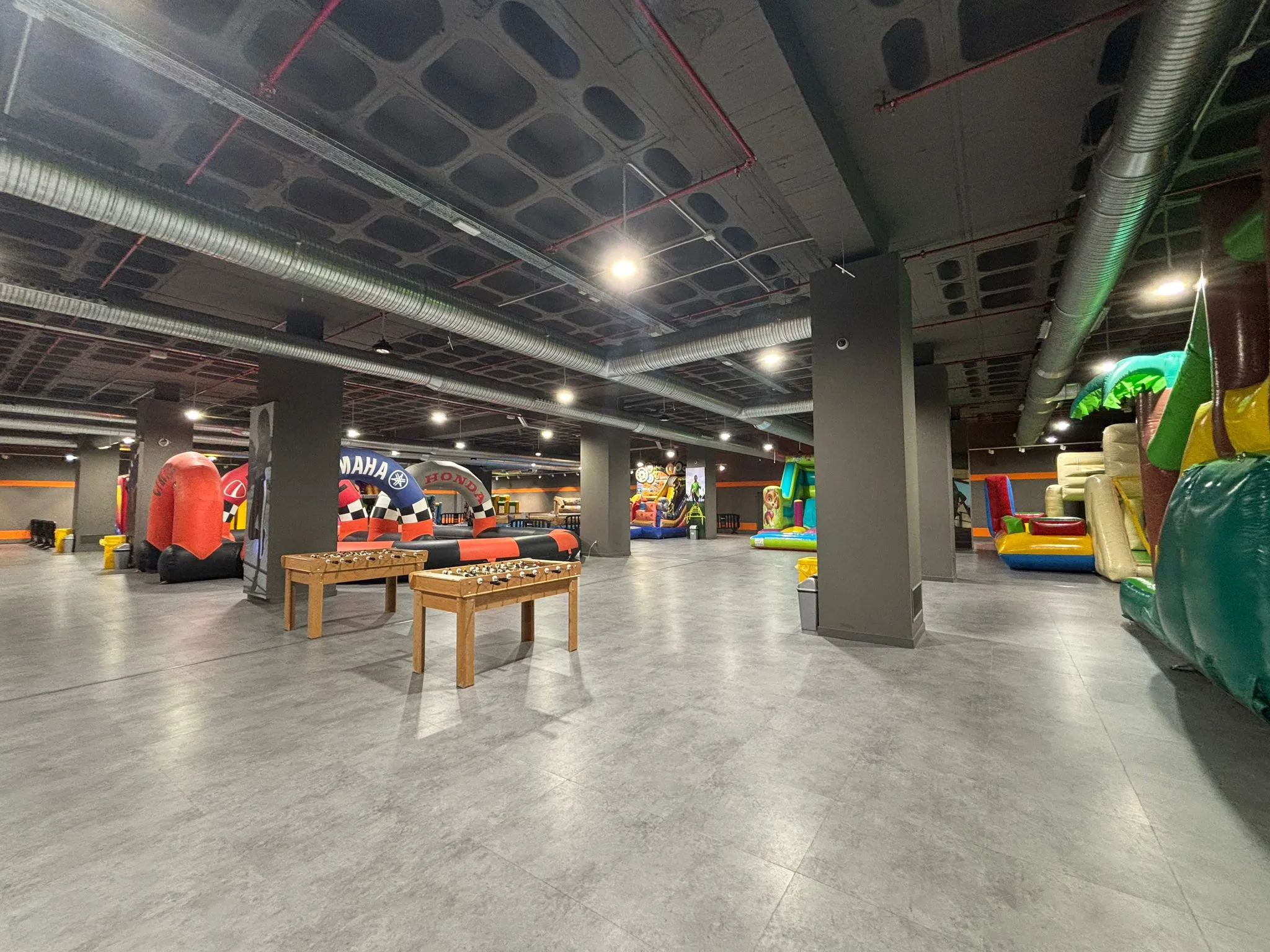 Vista panor&aacute;mica del centro de ocio interior en Moraleja Green con pista americana y zona de saltos