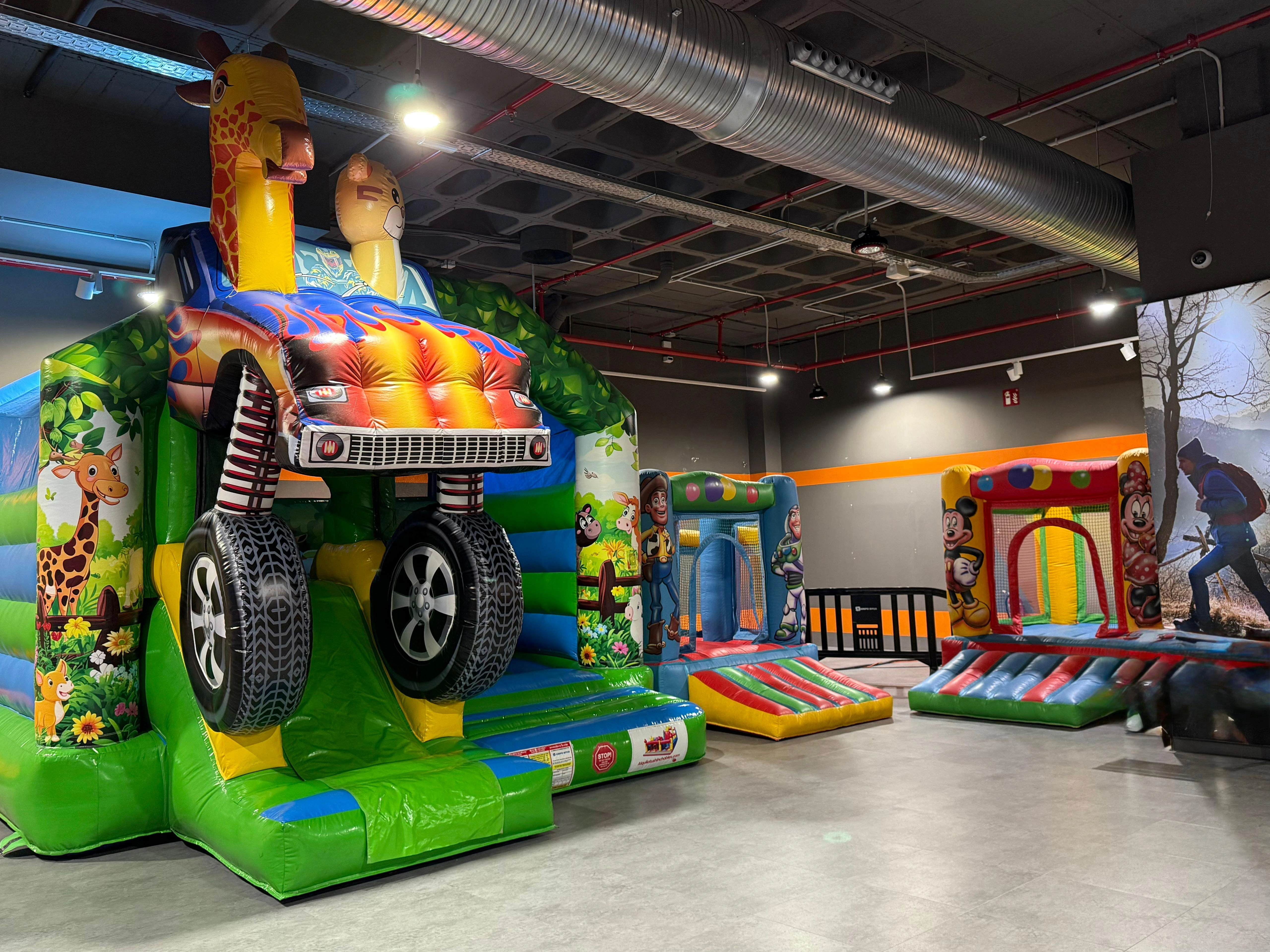 Tobog&aacute;n hinchable grande con forma de cami&oacute;n safari en Moraleja Green