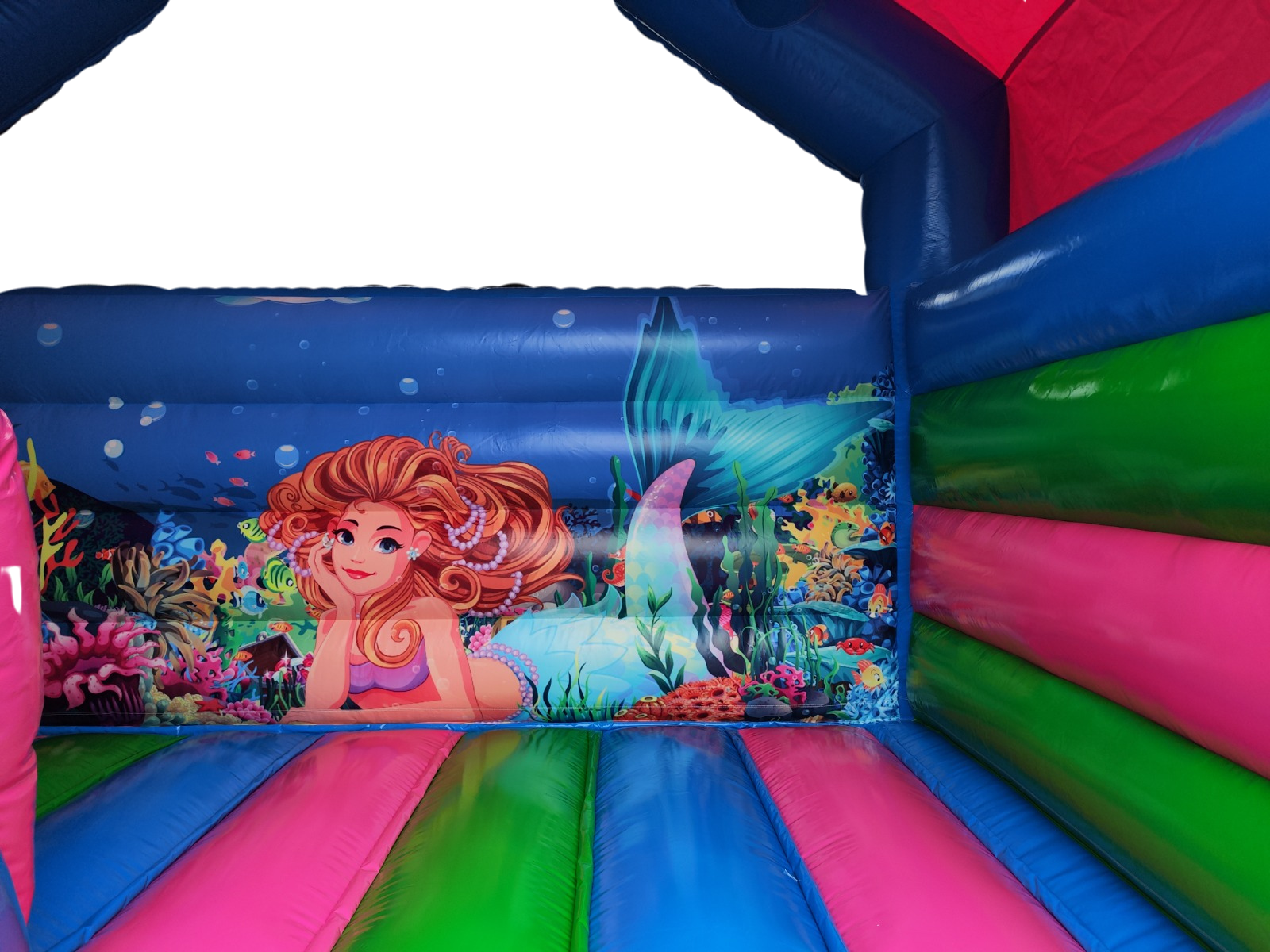 Zona de salto interior decorada con sirenas y fondo marino