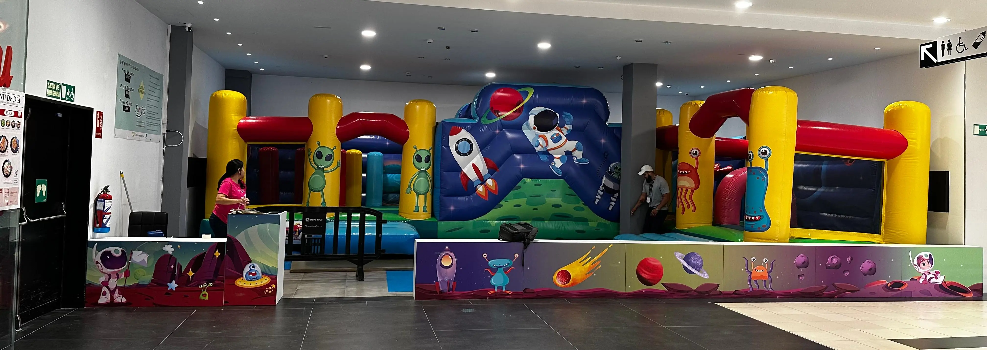 Entrada zona espacial Moraleja Kids Indoor Spaceship