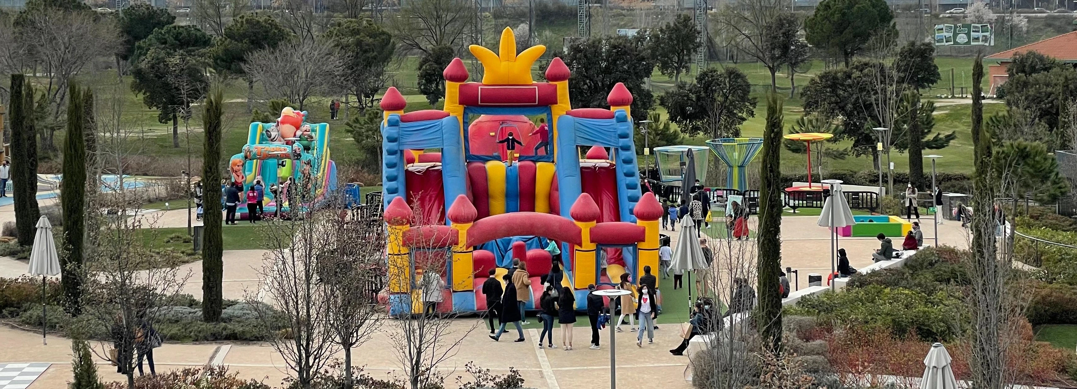 Castillos hinchables instalados en el jardin de moraleja green alcobendas