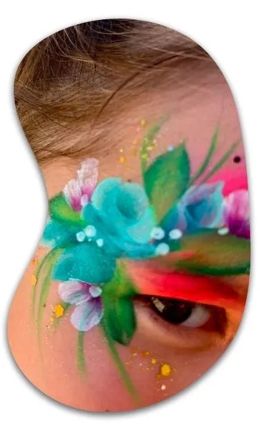 Detalle de maquillaje de fantas&iacute;a con flores en el ojo