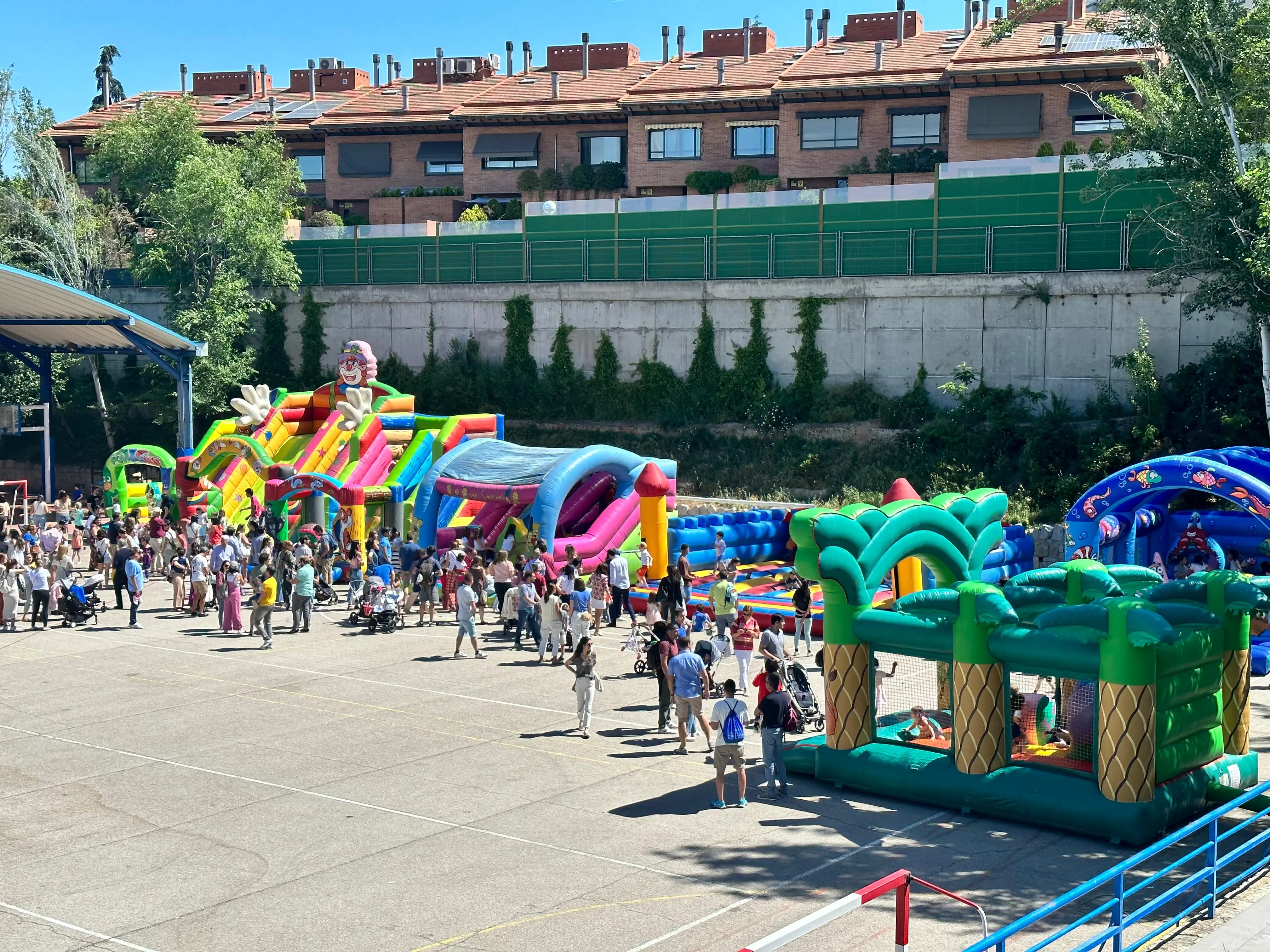 Vista panor&aacute;mica fiesta fin de curso colegio con m&uacute;ltiples hinchables