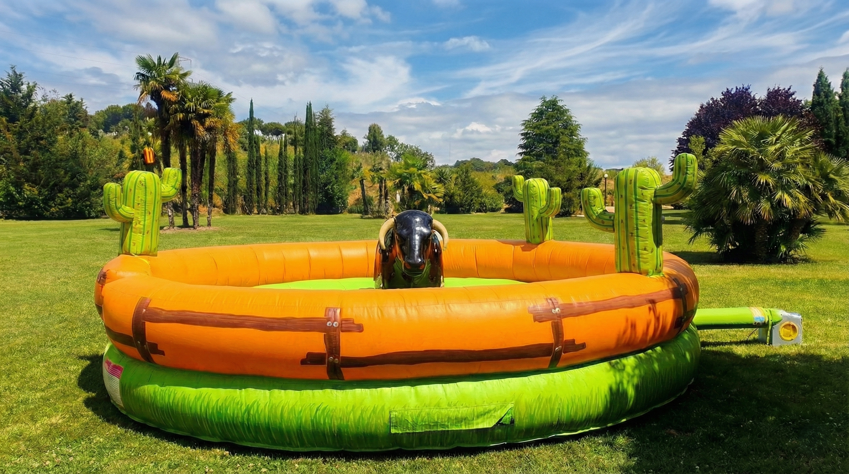 Atracci&oacute;n toro mec&aacute;nico tematizado del oeste para eventos en Madrid