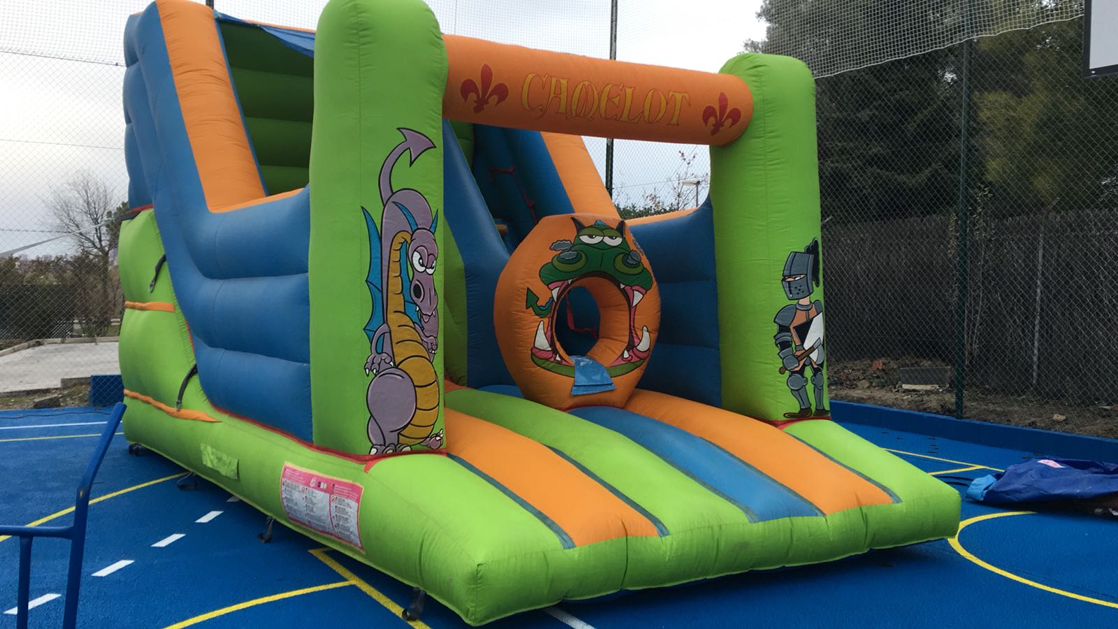 CASTILLO HINCHABLE CAMELOT CUBIERTO