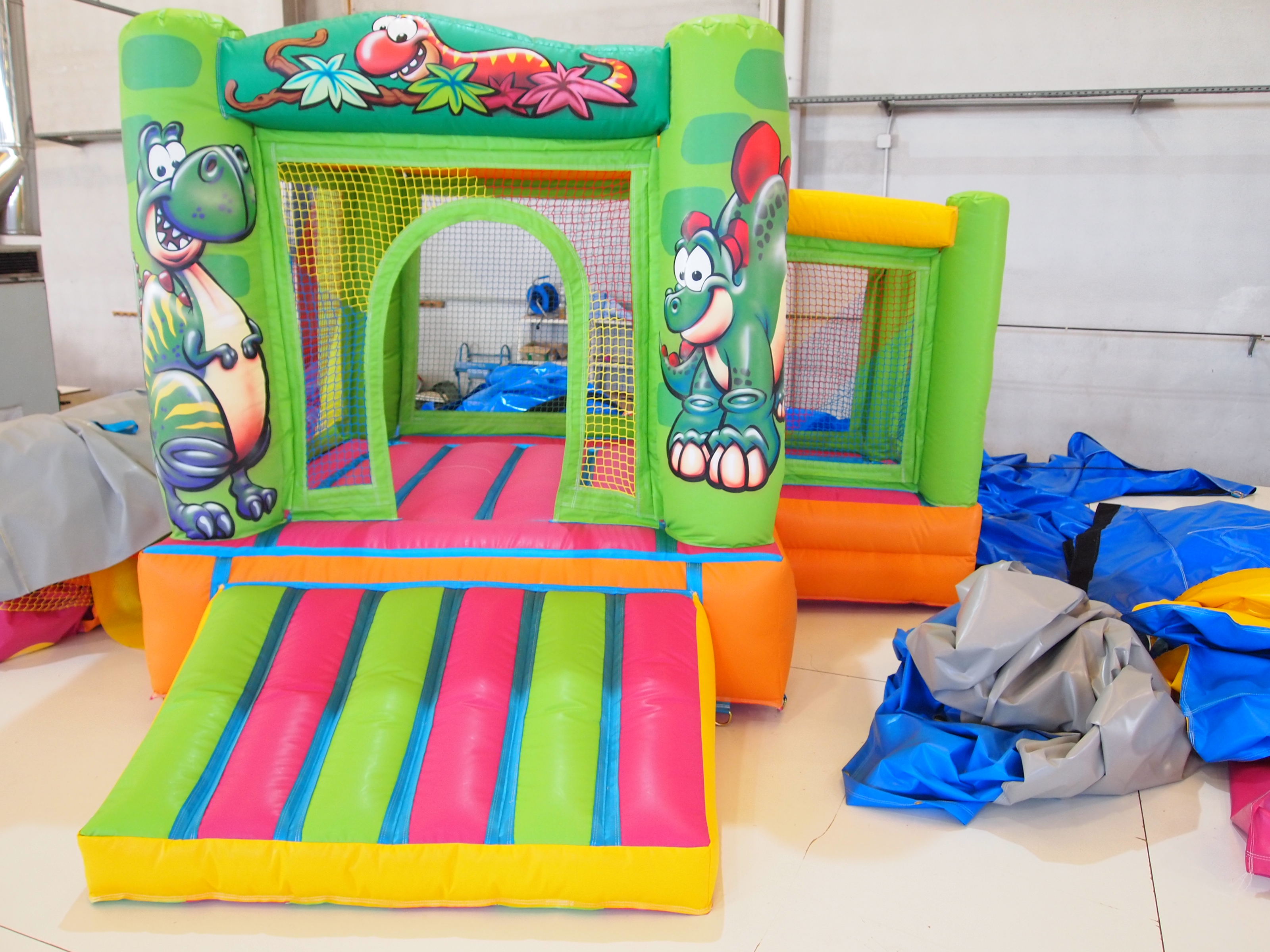 CASTILLO HINCHABLE SUPER HAPPY DINOSAURIOS